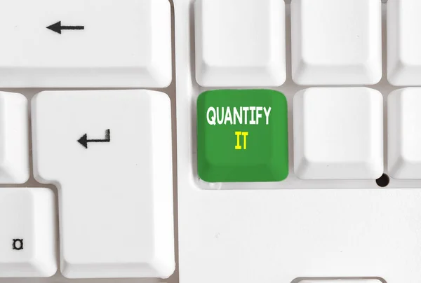 Escrita de mão conceitual mostrando Quantify It. Texto da foto do negócio Meça o tamanho ou a quantidade de algo e expresse em números Teclado branco do PC com papel de nota acima do fundo branco . — Fotografia de Stock