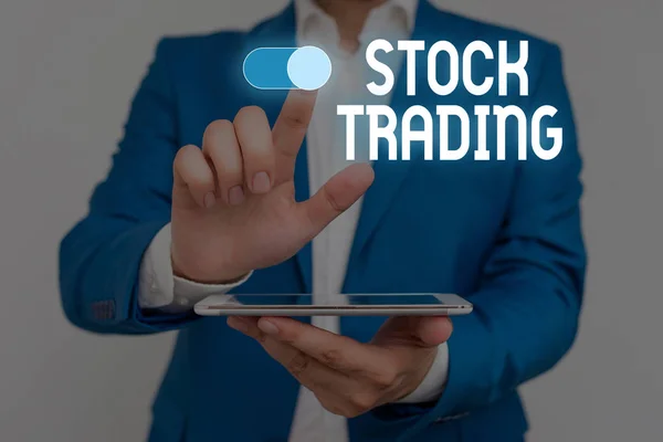 Texte d'écriture Word Stock Trading. Concept d'affaires pour l'achat et la vente de valeurs mobilières électroniquement sur le Exchange Floor costume de travail formel masculin de vêtements humains présentant la présentation en utilisant un appareil intelligent . — Photo