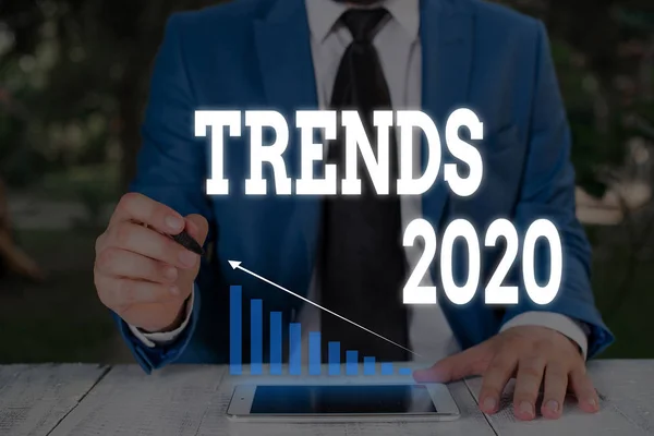 Handschrift Textschreiben Trends 2020. Konzept bedeutet, im kommenden Jahr vorherrschende Tendenz breit diskutierten Online-männlichen Menschen tragen formale Arbeitsanzug Präsentation mit Smart-Gerät. — Stockfoto