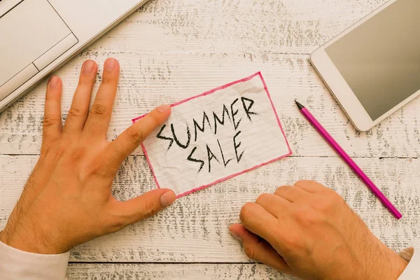 Escrevendo nota mostrando Summer Sale. Foto de negócios apresentando eventos anuais de desconto que ocorrem durante a temporada de verão . — Fotografia de Stock