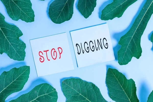 Escritura a mano escritura de texto Stop Digging. Concepto significado Prevenir la excavación ilegal cantera Medio ambiente Conservación . — Foto de Stock