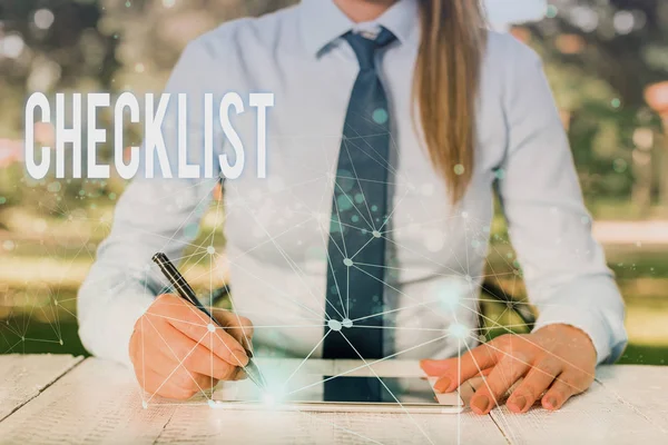 Conceptuele hand schrijven met de controlelijst. Zakelijke fotopresentatie van de lijst beneden van de gedetailleerde activiteit als gids voor het doen van iets vrouwelijke menselijke slijtage formele werk pak presenteren smartapparaat. — Stockfoto