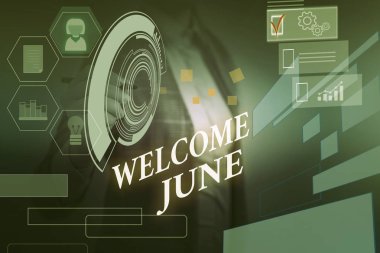 Kelime yazma metni Hoşgeldiniz Haziran. Takvim Altıncı Ay İkinci Çeyrek Otuz gün Için İş konsepti Selamlar Kadın akıllı cihaz kullanarak sunum sunan resmi iş elbisesi giymek.