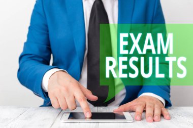 Sınav Sonuçlarını gösteren kavramsal el yazısı. İş fotoğrafı bir kravat ile mavi suit bilgi veya yetenek İşadamı gösteren resmi bir testsonucu vitrine elinde tur üst tutar.