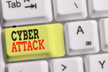El yazısı metin Cyber Attack. Kavram anlamı Hackerlar tarafından bir girişim Damage Destroy bir Bilgisayar Sistemi Beyaz pc klavye beyaz arka plan anahtar kopyalama alanı üzerinde boş not kağıdı ile.