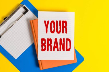 Word yazma metni Your Brand. Masada kopya alanı olan boş kağıtların ticari marka Yığını olarak bir şey etkilenir herhangi bir tür bir isim için İş kavramı.