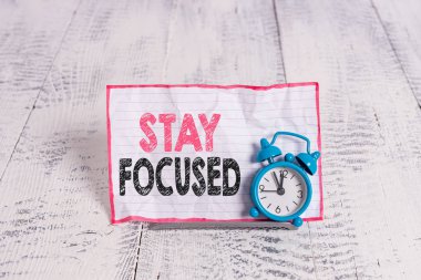 Odaklanmış Kalın'ı gösteren metin işareti. Kavramsal fotoğraf Dikkatli olun Konsantre Öncelik görev dikkat dağıtıcı kaçının.