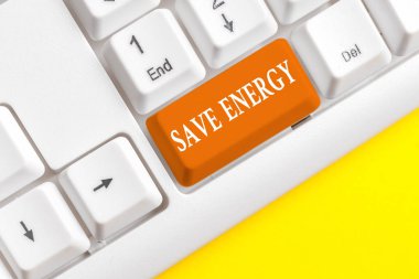 Kelime yazma metni Enerji tasarrufu. Benzer bir sonuç elde etmek için kullanılan güç miktarını azaltmak için iş konsepti Beyaz pc klavye beyaz arka plan tuşu kopyalama alanı üzerinde boş not kağıdı ile.
