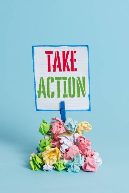 Kelime yazma metni Eylem. Tavsiye için iş konsepti birisi şu anda bir şey ya da tepki yapmak için Hatırlatma kazık renkli buruşuk kağıt clothespin hatırlatma mavi arka plan.