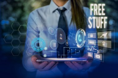 Free Stuff'ı gösteren bir not yazıyorum. İş fotoğraf vitrin size ödenmez bir mağazada sahip olabilirsiniz Kadın akıllı cihaz kullanarak sunum sunan resmi iş elbisesi giymek.