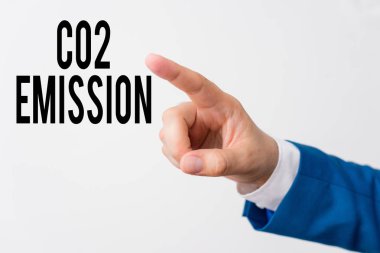 Co2 Emisyonunu gösteren bir not yazıyorum. Zaman içinde atmosfere sera gazlarının serbest bırakılması gösteren İş fotoğraf Parmak ile işaret izole el. İş kavramı işaret parmağı.