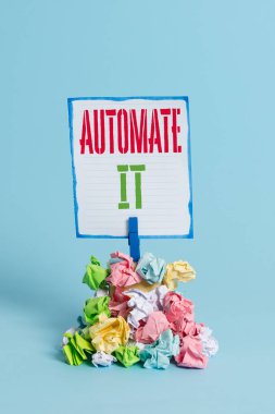 Kelime yazma metni Otomatikleştirin. Dönüştürme işlemi veya otomatik ekipman çalıştırılacak tesis için iş konsepti. Hatırlatma kazık renkli buruşuk kağıt clothespin hatırlatma mavi arka plan.