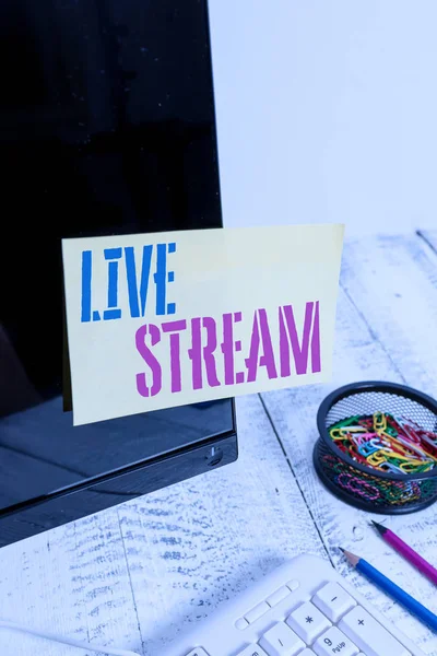El yazısı metin yazma Live Stream. Klavye nin yakınındaki siyah bilgisayar ekranına bantlanmış Internet Note kağıdı üzerinden video ve ses kapsamı nın iletilmesi veya alınması anlamına gelen kavram.