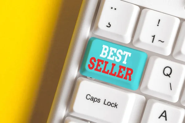 Schreiben Notiz zeigt Bestseller. Business-Foto präsentiert Buch oder anderes Produkt, das in sehr großer Zahl verkauft weiße PC-Tastatur mit Notizpapier über dem weißen Hintergrund. — Stockfoto