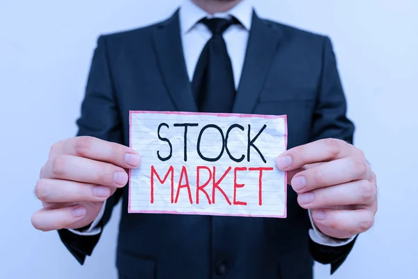 Handgeschreven tekst aandelenmarkt. Begrip, d.w.z. een specifieke markt waar aandelen en obligaties worden verhandeld of. — Stockfoto