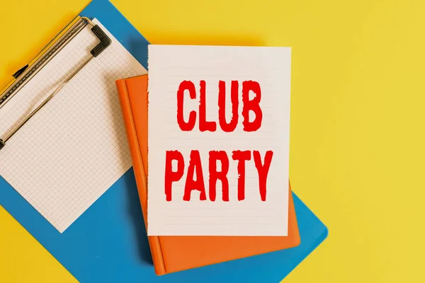 Texto de escritura de palabras Club Party. Concepto de negocio para la reunión social en un lugar que es informal y puede tomar bebidas Montón de papeles vacíos con espacio para copiar sobre la mesa . — Foto de Stock