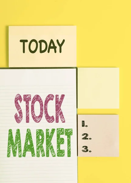 Texto para escrita de palavras Stock Market. Conceito de negócio para um mercado particular onde ações e títulos são negociados ou exhange Papéis vazios coloridos com espaço de cópia na tabela de fundo amarelo . — Fotografia de Stock