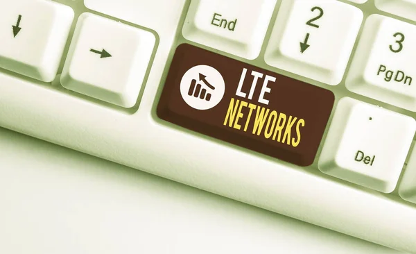 Skriva NOTE som visar LTE-nät. Affärs foto visar snabbast nätverksanslutning tillgänglig för trådlös kommunikation vit PC-tangentbord med anteckningspapper ovanför den vita bakgrunden. — Stockfoto