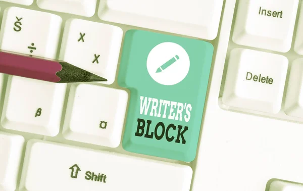 Texto de escritura de palabras Writer S Block. Concepto de negocio para Condición de no poder pensar en qué escribir Teclado blanco para PC con papel de nota vacío sobre espacio de copia de tecla de fondo blanco . — Foto de Stock