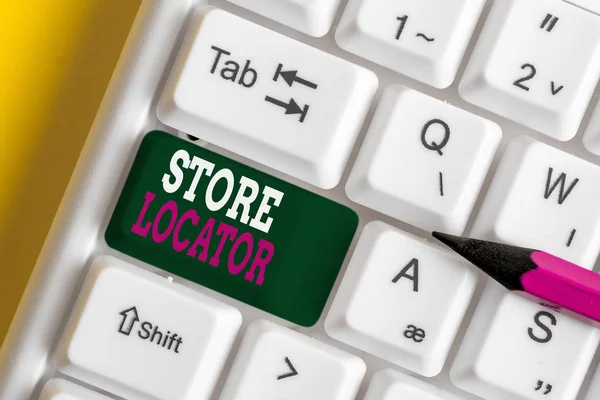 Schrijf notitie met de Store Locator. Zakelijke fotopresentatie om te weten het adres contactnummer en operationele uren wit PC-toetsenbord met notitie papier boven de witte achtergrond. — Stockfoto