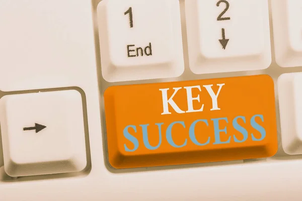 Writing note showing Key Success. Business photo showcasing generally three to five areas that company may focus on White pc keyboard with note paper above the white background. — Stok fotoğraf