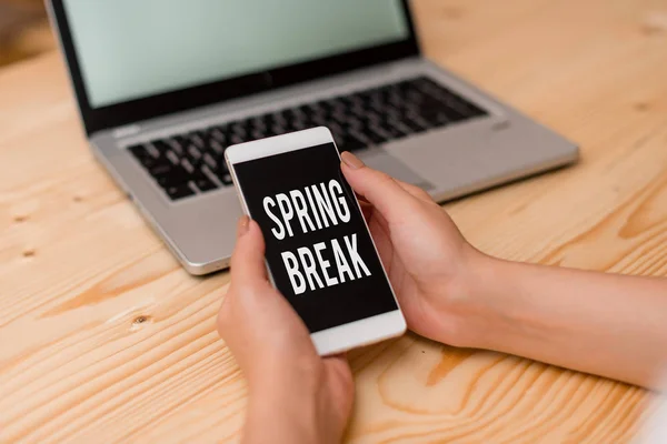 Texto de escritura Spring Break. Concepto que significa período de vacaciones en la escuela y las universidades durante la primavera mujer portátil ordenador smartphone taza oficina suministros dispositivos tecnológicos . — Foto de Stock