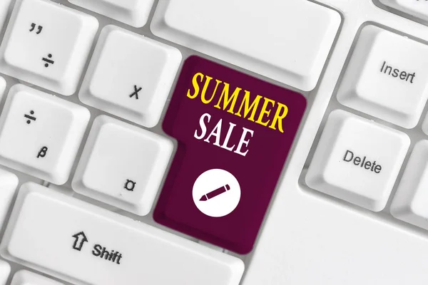 Håndskrift tekst skrive Summer Sale. Koncept betydning Årlige rabat begivenheder, der finder sted i sommersæsonen Hvid pc tastatur med tomme notat papir over hvid baggrund nøgle kopi plads . - Stock-foto