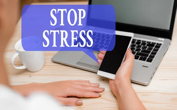 Word skriva text stoppa stress. Affärsidé för att söka hjälp ta mediciner tillbringa tid med loveones få mer sova kvinna laptop dator smartphone mugg kontorsmateriel tekniska enheter. — Stockfoto