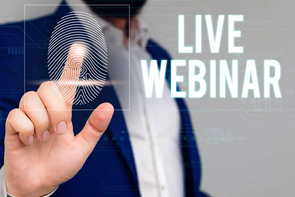 Schrijf notitie met live webinar. Zakelijke fotopresentatie interactieve seminar verzonden via het web real time mannelijke slijtage formele werk pak presenteren presentatie smartapparaat. — Stockfoto