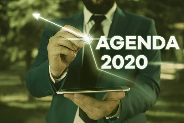 Schreiben Notiz mit Agenda 2020. Business-Foto zeigt Liste der Aktivitäten, in der sie aufgenommen werden sollen. — Stockfoto