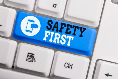 Önce Güvenlik'i gösteren kavramsal el yazısı. İş fotoğrafı metni Gereksiz riskten kaçının Güvenli bir şekilde yaşayın Dikkat Edin Dikkat Edin Beyaz arka plan tuşu kopyalama alanı üzerinde not kağıdı ile klavye.