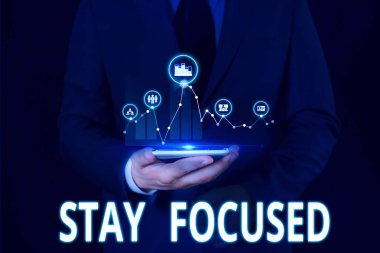 Odaklanmış Kalın'ı gösteren metin işareti. Kavramsal fotoğraf Dikkatli konsantre öncelik görev dikkat dağıtıcı kaçının Erkek giyim resmi iş elbisesi sunum sunum akıllı cihaz kullanarak.