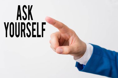 Kendine Sor'u gösteren not yazma. İş fotoğraf showcasing Düşünme Gelecek Anlam ve Yaşam Hedefleri Amaç Izole el parmak ile işaret. İş kavramı işaret parmağı.