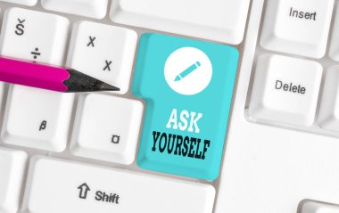 Kelime yazma metni Kendinize sorun. Gelecek Anlam ve Yaşam Hedefleri Amaç Beyaz pc klavye beyaz arka plan tuşu kopyalama alanı üzerinde boş not kağıdı ile düşünme için İş kavramı.