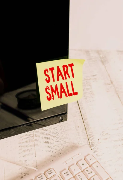 Texto para escrita de palavras Start Small. Conceito de negócio para pequenas e médias empresas start up Empreendedorismo empresarial Papel de notação gravado na tela do monitor do computador preto perto do teclado branco . — Fotografia de Stock