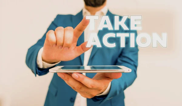 Texto para escrita de palavras Take Action. Conceito de negócio para conselhos alguém para fazer algo ou reação agora Empresário com o dedo apontador na frente dele . — Fotografia de Stock