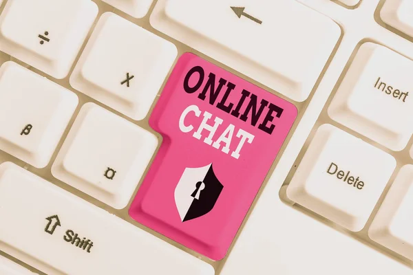 Sinal de texto mostrando Chat Online. Foto conceitual conversando com amigo ou alguém através da internet e do telefone PC Teclado pc branco com papel de nota vazio acima do espaço de cópia de chave de fundo branco . — Fotografia de Stock