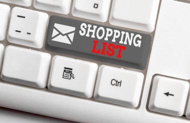 Alışveriş Listesini gösteren kavramsal el yazısı. İş fotoğraf vitrin Disiplin yaklaşımı alışveriş için Temel Öğeler beyaz arka plan üzerinde not kağıdı ile Beyaz pc klavye satın almak.