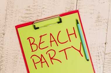 El yazısı metin Beach Party. Kavram anlamı küçük ya da büyük festival deniz kıyılarında düzenlenen genellikle bikini Renkli pano boş kağıt levha marker eski ahşap vintage arka plan giyiyor.