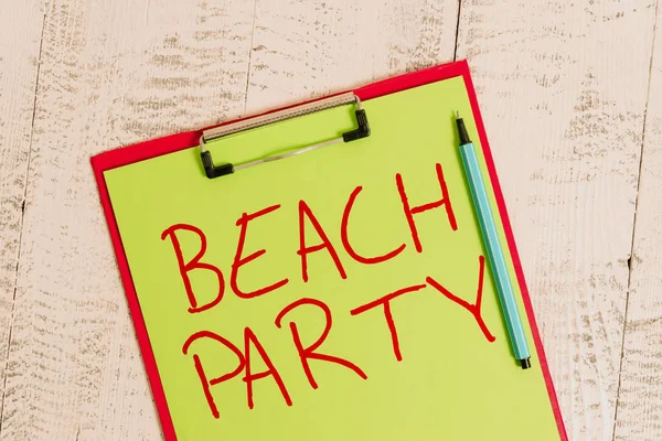 El yazısı metin Beach Party. Kavram anlamı küçük ya da büyük festival deniz kıyılarında düzenlenen genellikle bikini Renkli pano boş kağıt levha marker eski ahşap vintage arka plan giyiyor.