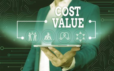 Maliyet Değerini gösteren kavramsal el yazısı. İş fotoğrafı metni Satın aldığınız bir öğe için olağan olarak ödenen veya sunum akıllı cihaz sunan resmi iş elbisesi giyen bir Erkek elbise kiralamak