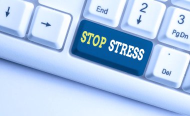 Stresi Durdur'u gösteren kavramsal el yazısı. İş fotoğraf vitrin yardım isteyin loveones ile zaman geçirin Daha fazla uyku beyaz arka plan üzerinde not kağıdı ile Beyaz pc klavye.