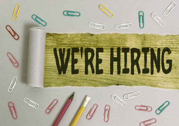 Пишу записку, показывающую, что мы снова нанимаем. Деловые фото демонстрации Реклама занятости рабочей силы трудоустройство новая работа
.