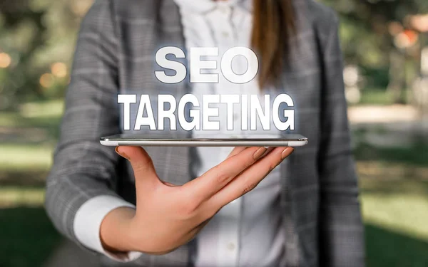 Texto de escritura de palabras Seo Targeting. Concepto de negocio para Palabras clave específicas para la ubicación Página de aterrizaje Dominio superior Escena al aire libre con mujer de negocios sostiene la parte superior con pantalla táctil . — Foto de Stock