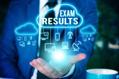 Sınav Sonuçlarını gösteren not yazma. İş fotoğrafı vitrinbilgi veya yetenek Gösteren resmi bir testin sonucu Erkek sunum akıllı cihaz sunan resmi iş elbisesi giymek.