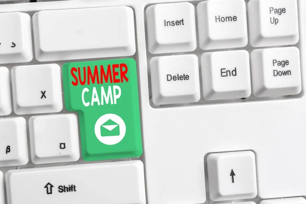 Scrivere testi in Word Summer Camp. Concetto di business per il programma Supervised per bambini e adolescenti durante l'estate. Tastiera bianca del pc con carta nota vuota sopra lo spazio bianco della copia del tasto di sfondo . — Foto Stock