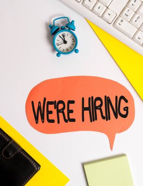 Kelime yazma metni Biz İşe konum. Reklam İstihdam İşgücü Yerleştirme Yeni İş Düz için İş kavramı kabarcık kağıt saat ve ataş üzerinde kopya alanı ile yatıyordu.