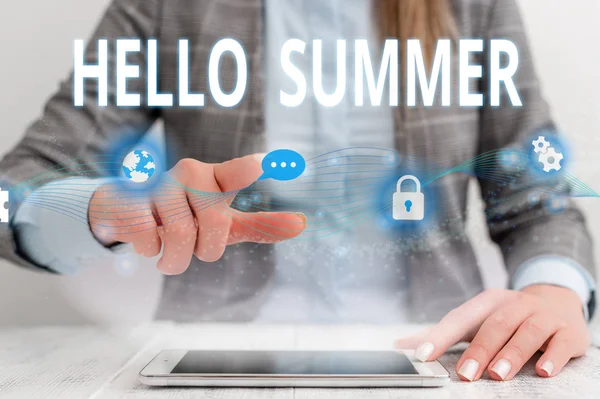 Scrivere una nota che mostra Hello Summer. Business photo showcase Accogliente la stagione più calda dell'anno arriva dopo la primavera Abito da lavoro formale femminile che presenta un dispositivo intelligente . — Foto Stock