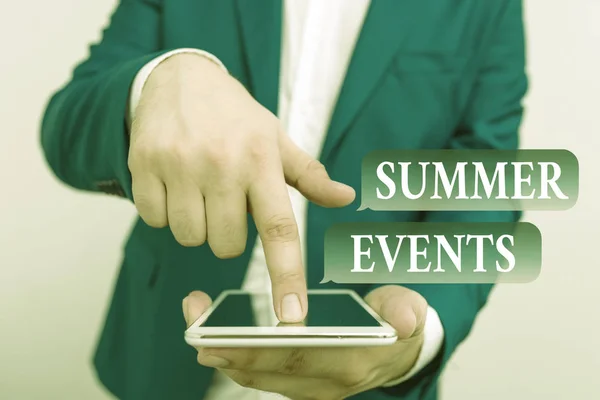 Tekstbord dat zomer evenementen weergeeft. Conceptuele foto viering evenementen die plaatsvinden tijdens de zomer zakenman in de blauwe suite met schoot boven wijzend met de vinger. — Stockfoto