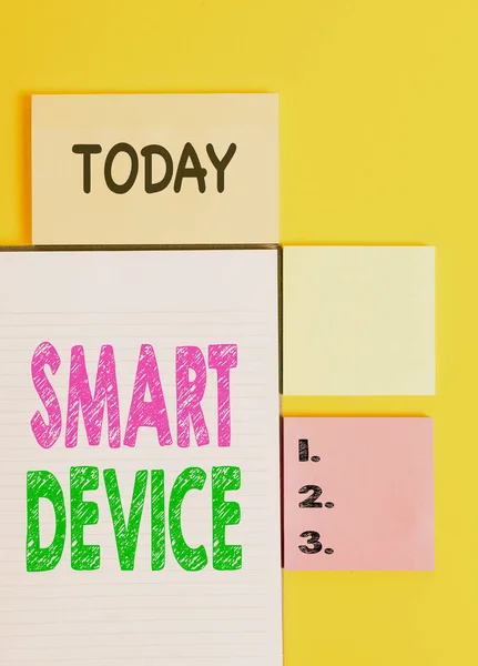 Texto de escritura de palabras Smart Device. Concepto de negocio para gadget electrónico que puede conectar compartir interactuar con el usuario Papeles vacíos coloreados con espacio de copia en la tabla de fondo amarillo . — Foto de Stock